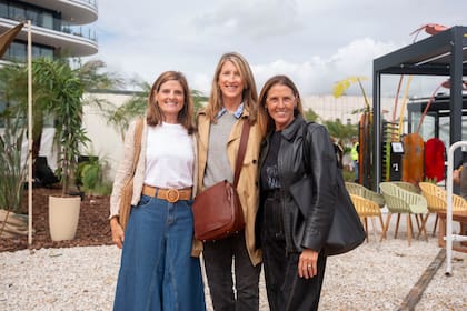 La influencer de jardinería Josi Silveyra (@maryjoegardener) junto a las paisajistas Rocío Cavanagh y Sofía Saubidet, del estudio Cavanagh Saubidet.