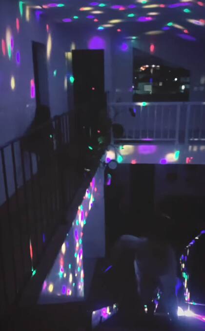 La influencer de vez en cuando instala un sistema de luces de discoteca, para entretener a sus hijos