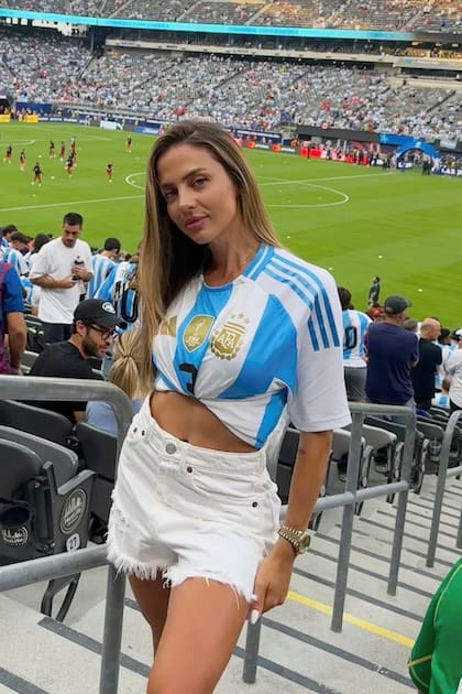La influencer en el MetLife Stadium antes del encuentro entre Argentina y Canadá por el pase a la final. Allí, disfrutó del partido junto a sus padres, Daniel y Viviana, y su amiga Muri López Benítez, pareja de Lisandro Martínez.