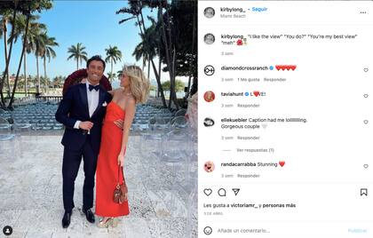 La influencer Kirby y su esposo Luke Long posan para la cámara durante una de tantas fiestas a las que acuden en pareja.