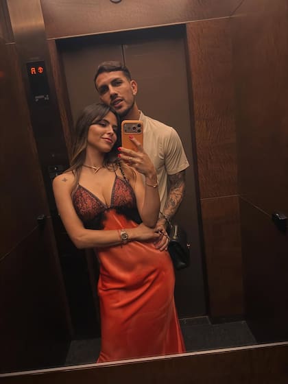 La influencer lució un impactante vestido largo estilo lencero color naranja coral, mientras que su esposo optó por un estilo clásico y minimalista (Foto: Instagram/@ccamilagalantee)