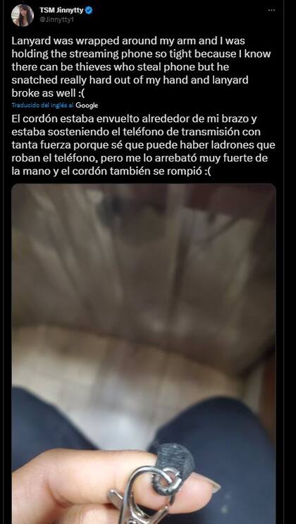 La influencer surcoreana comentó que sujetaba con fuerza el celular mediante un cordón.