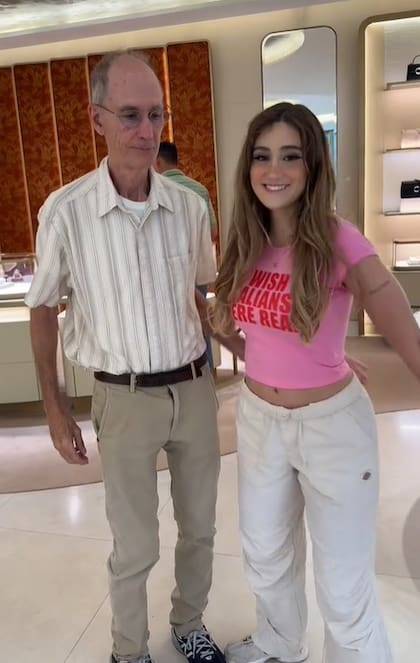 La influencer tiene 22 años y el hombre 85 (Captura: TikTok)