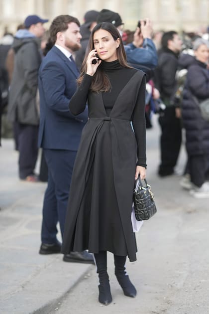 La influencer y empresaria peruana Sassa de Osma –mujer del príncipe Christian de Hannover– llevó un vestido de Dior con sobrefalda que complementó con una cartera Lady Dior, el modelo que hizo famoso la princesa Diana de Gales.