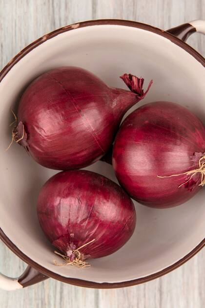 La infusión de cebolla se caracteriza por su contenido de proteínas, fibra, hierro, calcio, potasio, sodio y vitamina C.