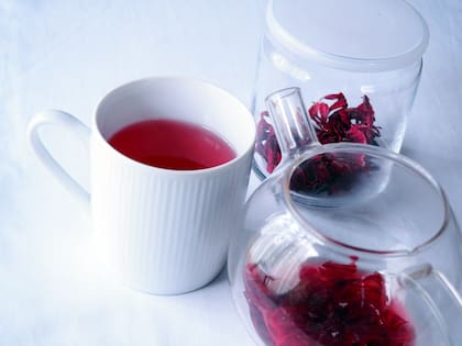 La infusión de hibisco es muy fácil de preparar en casa