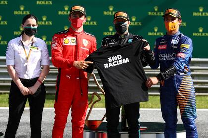 La ingeniera Holly Champman, de Mercedes, Charles Leclerc, Valtteri Bottas y Lando Norris, los integrantes del podio del Gran Premio de Austria, con la remera que los pilotos lucen en la lucha contra el racismo