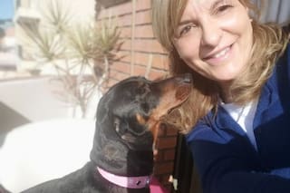 Una ingeniera pide que reconozcan a su perra salchicha como parte de su familia para hacer home office y cuidarla