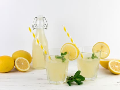La ingesta de limones frescos durante la mañana aporta vitaminas esenciales y favorece la desintoxicación del organismo