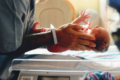 La iniciativa es complementaria con la extensión de los beneficios de Medicaid de 60 días a 12 meses después del parto para las mujeres con ingresos bajo la línea de pobreza que rige en Illinois