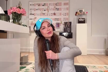 La iniciativa radiofónica de Thalía fue pionera en abordar problemáticas cotidianas de los latinos en EE.UU., alertando incluso sobre fraudes migratorios y promoviendo la educación cívica