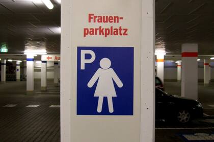 La iniciativa se inspira en el modelo alemán conocido como Frauenparkplätze, una práctica común en países como Alemania y Austria