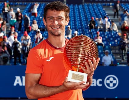 La inmensa alegría de Mariano Navone, con el trofeo del Tiriac Open; en Bucarest consiguió su primer título ATP después de años de lucha