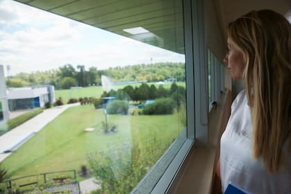 La inmensidad del predio de Ezeiza entra por el ventanal de la concentración.