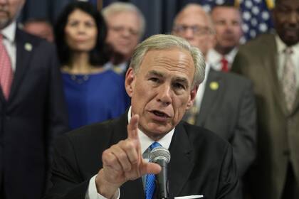 La inmigración ilegal es uno de los temas centrales del gobernador Greg Abbott