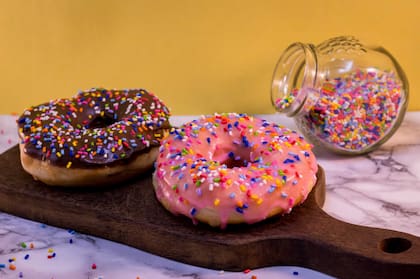 La inmigración venezolana en Argentina revivió el consumo de donuts; los colores son uno de los factores que las vuelven atractivas al gusto local