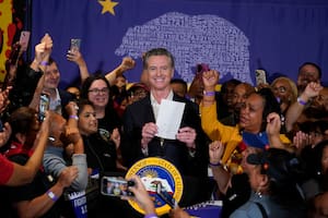 La ley firmada por Newsom que afecta las transacciones virtuales y el envío de remesas en California