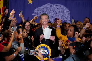 La ley firmada por Newsom que afecta las transacciones virtuales y el envío de remesas en California