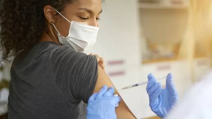 La inmunidad de rebaño se puede lograr luego de que suficiente cantidad de personas hayan tenido la enfermedad y desarrollen anticuerpos, o que gran porcentaje de la población se haya vacunado