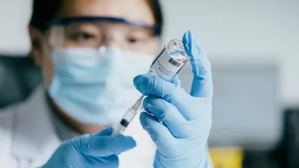 La inmunidad de rebaño se puede lograr luego de que suficiente cantidad de personas hayan tenido la enfermedad y desarrollen anticuerpos, o que gran porcentaje de la población se haya vacunado