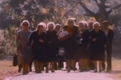 La inolvidable escena final de Esperando la carroza en la que participaron varios vecinos de Versalles