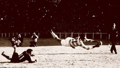 La inolvidable imagen de Marcelo Pascual volando hacia el in-goal de los Junior Springboks, un marca registrada de la historia de los Pumas