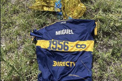 La inscripción “1956-∞” en la espalda de la camiseta permanece intacta