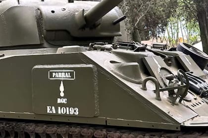 La inscripción que se asemeja a la del tanque utilizado en la película Canuto Cañete, conscripto del siete, con Carlitos Balá