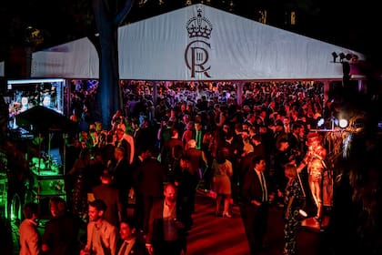La insignia del rey Carlos III reflejada en la carpa donde se celebró el festejo