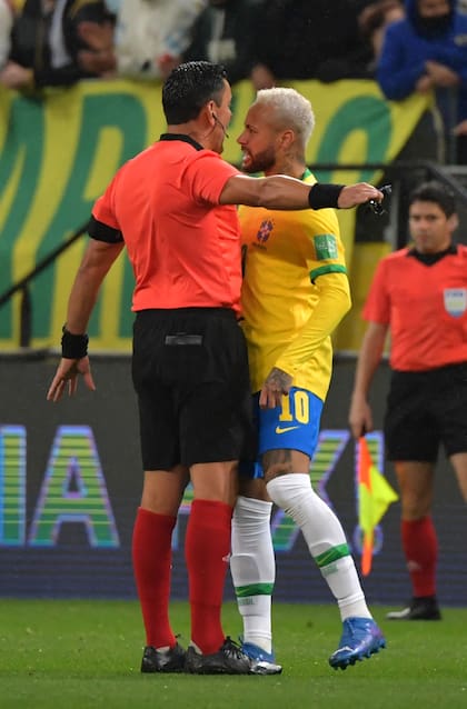 La insólita acción que terminó sin sanción a Neymar por parte de Tobar en Brasil 1 vs. Colombia 0.