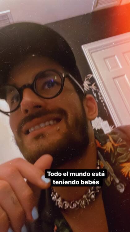 La insólita reacción de Ricky Montaner al notar que "todo el mundo está teniendo bebés"