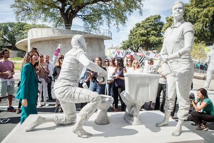 La instalación “Casi un monumento”, de la artista Jowy Román, fue expuesta en la Plaza República Federativa del Brasil, a metros de la Facultad de Derecho