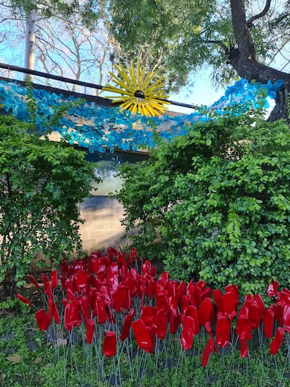 La instalación con “tulipanes” rojos en el jardín del Museo Sívori busca generar conciencia sobre que, en ecología, cada acción individual cuenta