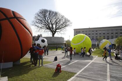 La instalación de Leandro Ehrlich en la explanada entre el Centro de Exposiciones y la Facultad de Derecho