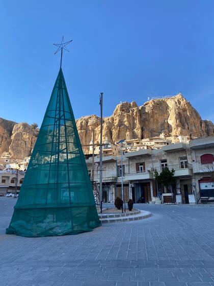 La instalación de un árbol de Navidad en la plaza principal de Maalula, junto con la bandera de la nueva Siria, refleja un intento de mantener la fe y la identidad cristiana en medio de la incertidumbre y el cambio político