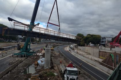 La instalación de un nuevo puente vehicular y peatonal sobre la calle Río Negro será fundamental para los vecinos