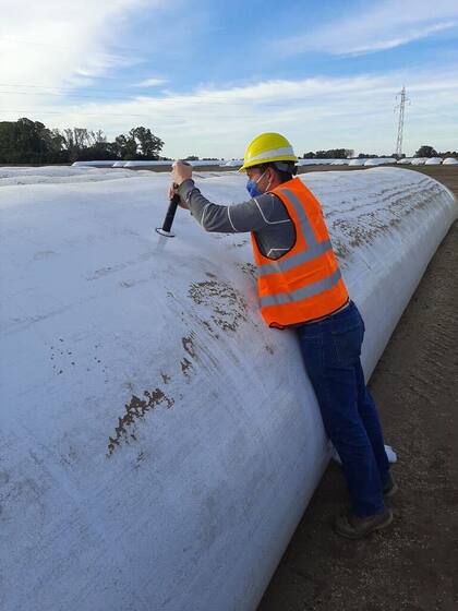 La instalación de uno de los sensores de Wiagro en una silo bolsa