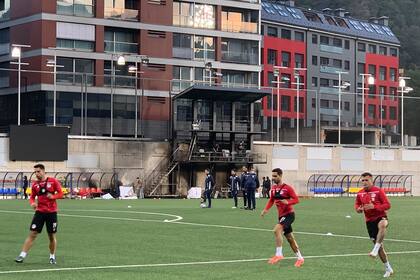 La instalación de VAR y parte del césped artificial del Estadio Nacional de Andorra fueron atacadas por las llamas.