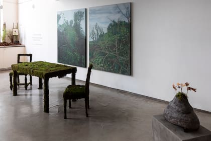 La instalación "Doble paisaje" y las pinturas "El Impenetrable", de Romina Orazi; a la derecha, un "volcán" de cerámica