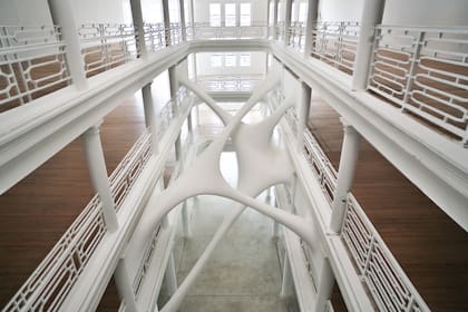 La instalación permanente Elastika, diseñada por la arquitecta iraquí Zaha Hadid, dentro del histórico Moore Building, un edificio de 1921 que se utilizaba como espacio de exposición de muebles para Moore and Sons.