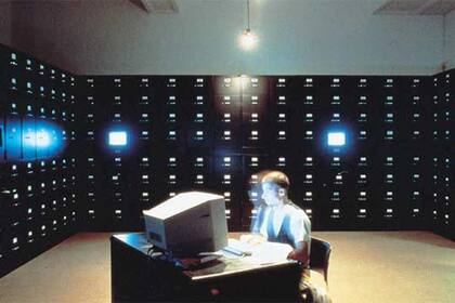 La instalación "The file room", una de las obras más conocidas de Muntadas, que integró un archivo físico en un ambiente burocrático sombrío con una base de datos de internet