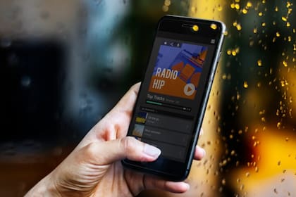 La integración de Spotify con la televisión permite a los usuarios controlar la reproducción de música directamente desde el televisor o incluso desde el control remoto, lo que brinda una mayor comodidad y facilidad de uso