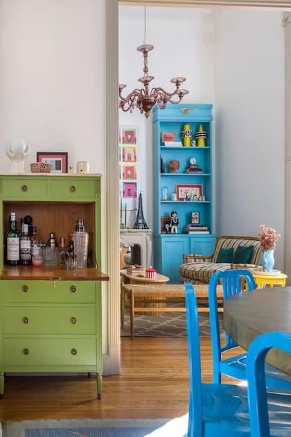 La integración del comedor con el living fue una de las pocas tareas de la obra gruesa, que ahora les permite usar los espacios en simultáneo durante las reuniones.