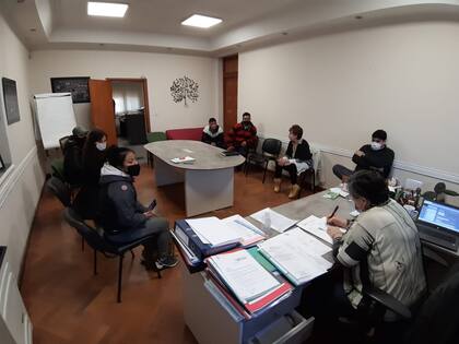 La intendenta de Allen, Liliana Martin, se reunió con cuatro representantes de los usurpadores: “Les mostré la documentación de titularidad de la chacra, pero no quisieron llevarse copias, no les importó"