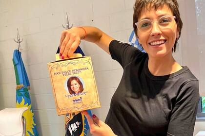 La intendenta de Quilmes, Mayra Mendoza, recibió un pan dulce peronista antes de las fiestas