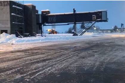 La intensa nevead obligó a cancelar unos 20 vuelos