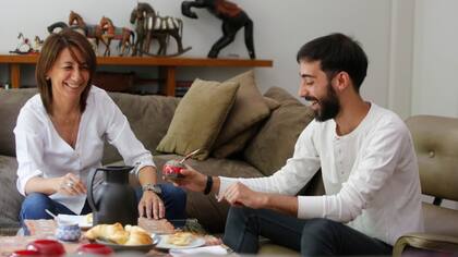 Analía Hernández merienda con su hijo Ramiro, sin redes sociales que interrumpan