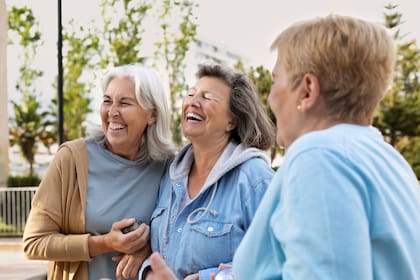 La interacción social frecuente aparece como uno de los hábitos más influyentes en la expectativa de vida