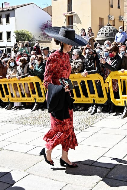 La interiorista Mercedes Valdenebro, elegantísima con vestido midi de estampa animal y pamela.