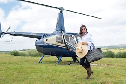 La interiorista Patricia "Negra" Torres llegó a Pueblo Edén en helicóptero.